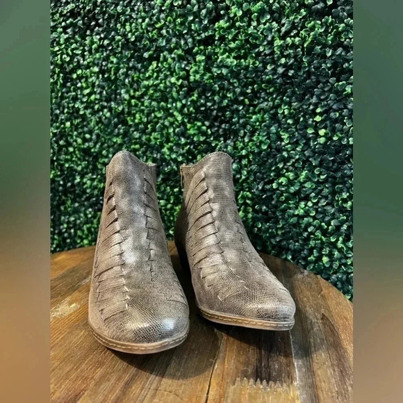 Not Rated Isabel Gold Bootie New - Picture 3 of 5